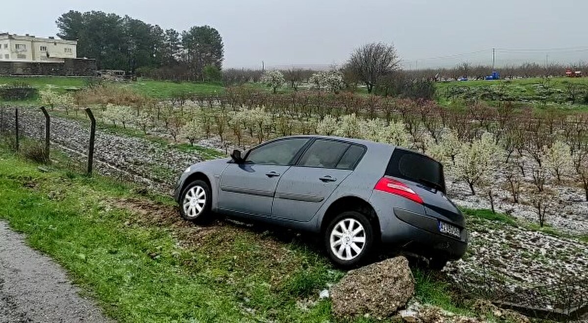Aynı yerde saat 12.30 sıralarında meydana gelen kazada ise 42 ABG 646 plakalı otomobil, yoldan çıkarak, tarla çitlerini devirdi. Kazada otomobilde hasar oluştu.