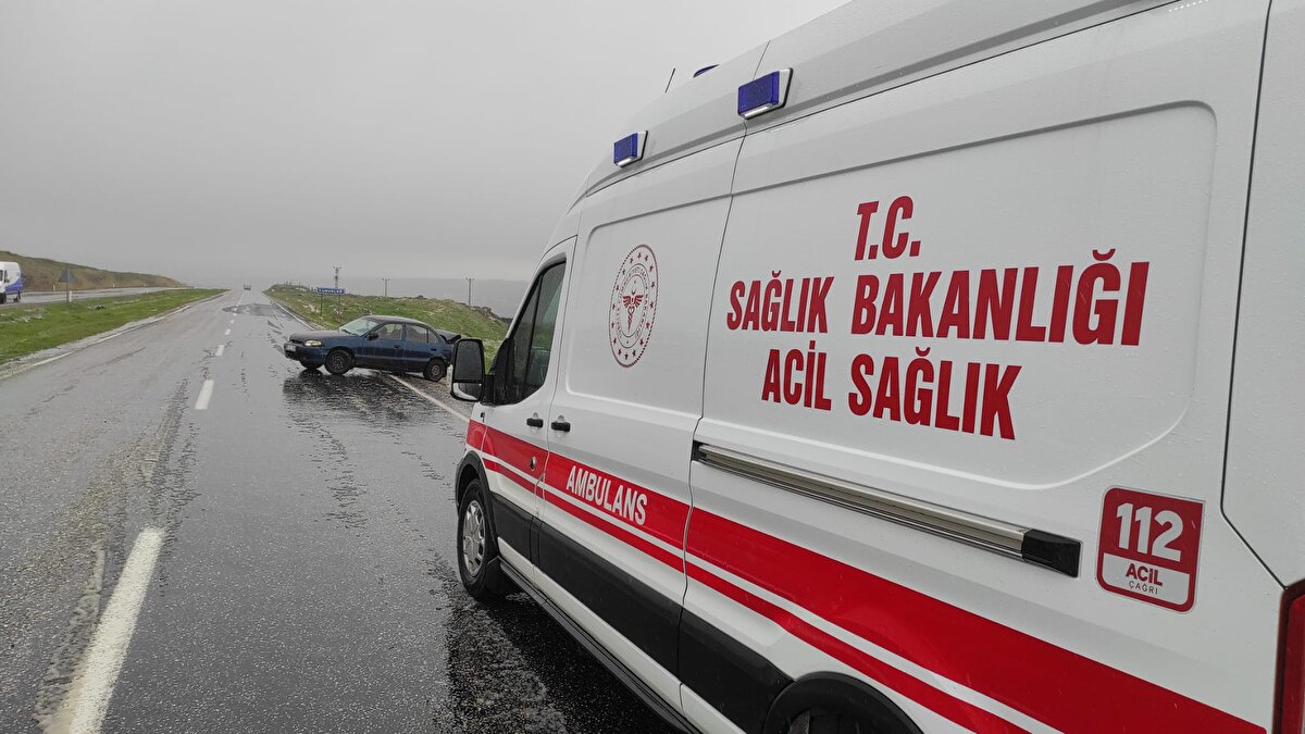 Kazada, 1'i çocuk, 2 kişi yaralandı. Çevredekilerin ihbarı üzerine kaza yerine jandarma ve sağlık ekipleri sevk edildi. Yaralılar, ilk müdahalenin ardından hastaneye kaldırılarak tedaviye alındı.