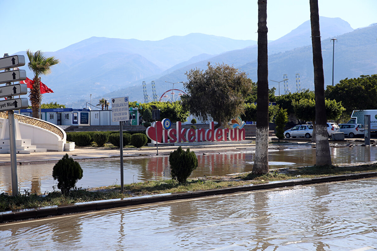 Sağanak ve lodos nedeniyle 29 Mart'ya kıyı şeridindeki bazı caddeler su altında kalmıştı.