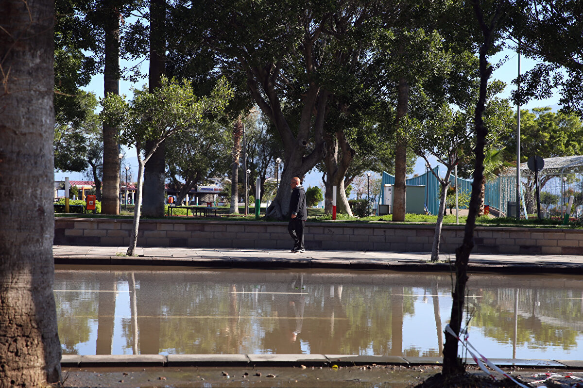 Çalışmalar sonucu bulvarın bir kısmında sular çekildi.
