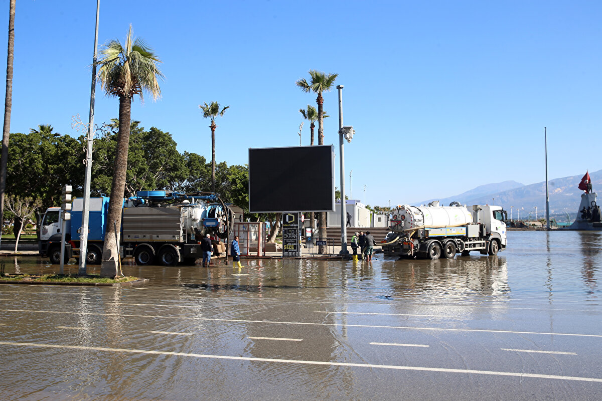 Suyun yoğun olduğu kısımda ise araçlar ilerlemekte güçlük çekti.