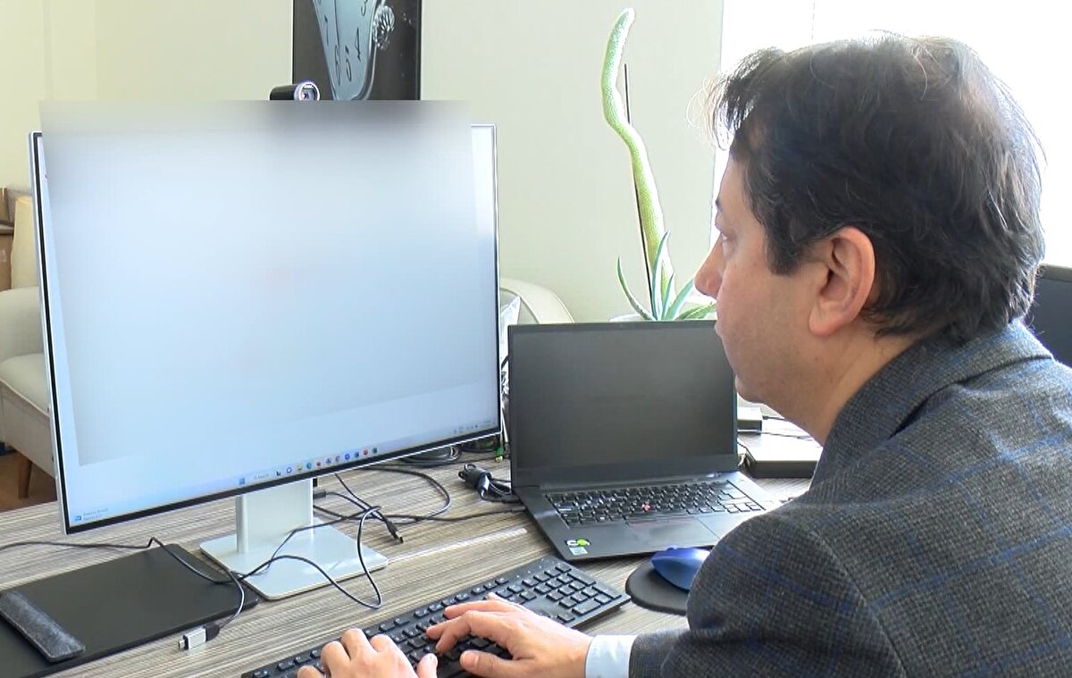 “ KLAVYE HAREKETLERİNDEN ŞİFRELERİNİZ ALINIYOR " <br>Prof. Dr. Burak Berk Üstündağ, “Sizden sadece para istemiyor aynı zamanda sizin kişisel verilerinizi alarak, annenizin kızlık soyadı, TC kimlik numaranız gibi size ait verilerin toplanmasına sebep oluyor. Size şüpheli bir link geldiğinde bunu kendi bilgisayarınızdan açmayın. Sizden bilgi istenmese de o linki tıkladığınız zaman sizin bilgisayarınıza bir virüs gönderiliyor. Bunu gönderdikten sonra iki vahim durum ortaya çıkıyor. Ya sizin bilgisayarınız zombi olarak bir grup içerisinde internet saldırılarının bir elemanı haline geliyor. Ya da sizin bilgisayar üzerinden bastığınız her tuşun kaydı alınıyor. Kullandığınız fare hareketinin analizi alınıyor, gerçekten bir banka için siteye girip işlem yaptığınız zaman tüm bu süreç analiz edilebiliyor. Daha sonrasında klavye hareketlerinden şifreleriniz alınıyor. Türkiye.gov.tr üzerinden yaptığınız arama ile yönlendirme doğrusu olacaktır" diye konuştu.