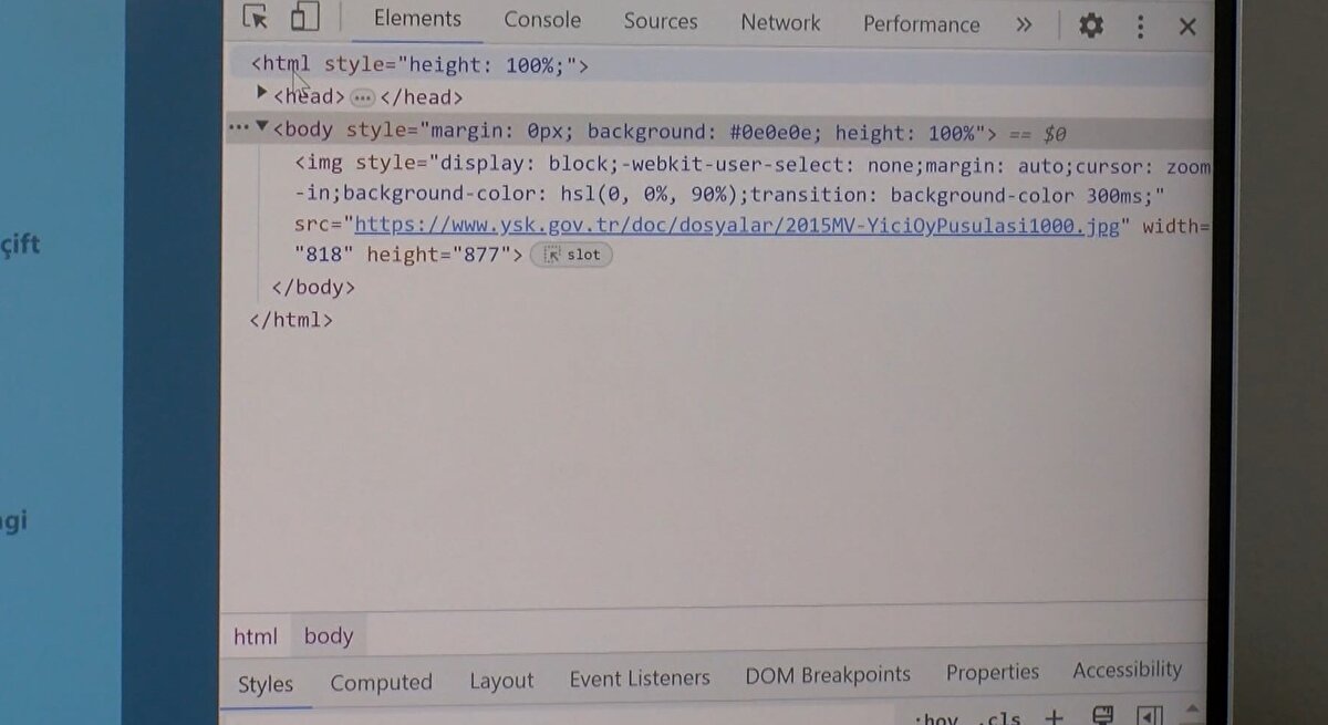 Vatandaşlara mail ve SMS yoluyla ulaşan dolandırıcılar, bu kez Yüksek Seçim Kurulu'nun sitesini kullanıyorlar. Dolandırıcılar tarafından "Yüksek Seçim Kurulu Seçmen Sorgulama Hizmeti" başlığıyla bir link gönderiliyor. Bu linkte üzerinden seçim kaydı sorgulaması yapılması isteniyor. Sorgulama yapmak isteyen vatandaşlardan adres ve telefon gibi iletişim bilgileri isteniyor.Kişisel bilgilerini dolandırıcıların sistemine giren vatandaşların cep telefonlarına mesaj geliyor. Bir çok kişi ise yeni dolandırıcılık tuzağına düştüğünü belirterek sosyal medyada uyarıda bulunuyor. Tüm bunların kişisel verileri ele geçirmek için hazırlandığını belirten İTÜ Bilgisayar Mühendisliği Bölüm Başkanı Prof. Dr. Burak Berk Üstündağ, dolandırıcıların tuzağına düşmemek için yapılması gerekenleri anlattı.