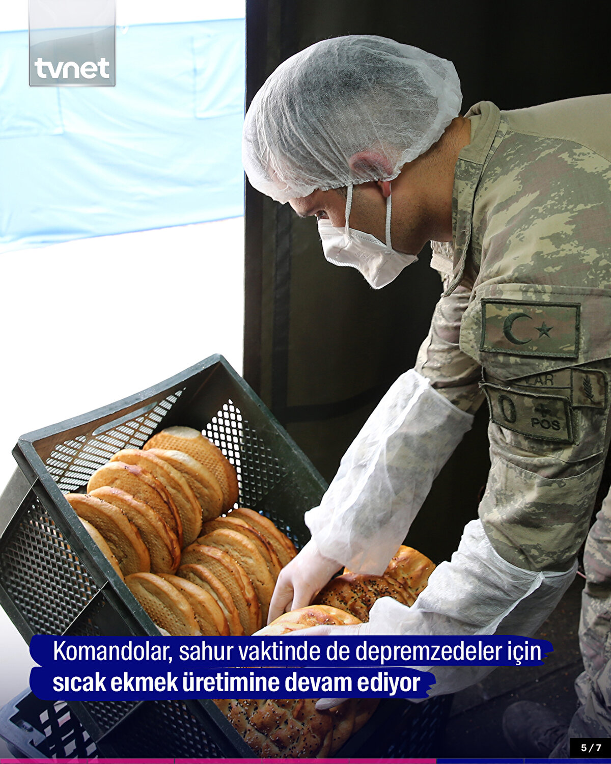 Komandolar, sahur vaktinde de depremzedeler için sıcak ekmek üretimine devam ediyor