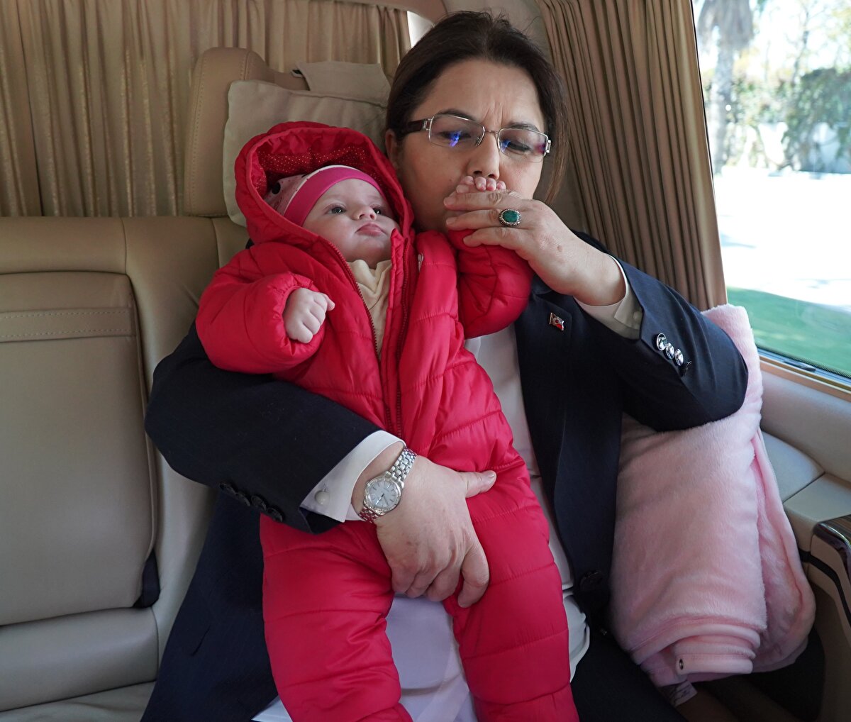 Adana'da bulunan Bakan Derya Yanık, ailesinin "Vetin" adını verdiği bebeği Adana Şehir Hastanesi'nde tedavisi devam eden anne Yasemin Begdaş'la buluşturdu. Anne ve bebeğin kavuşmasında duygusal anlar yaşandı.<br><br>