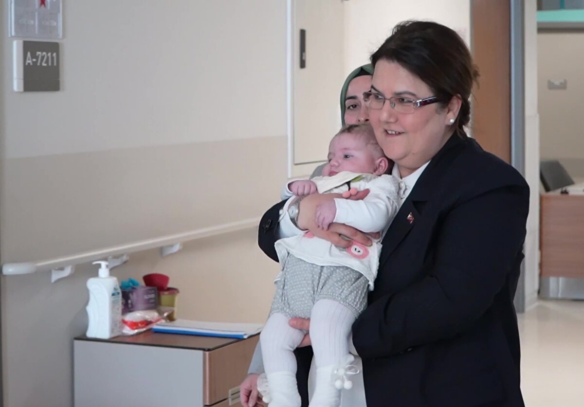 Gizem bebeğin ailesine kavuşması için harekete geçen Bakanlık, bebeği Ankara'dan özel uçakla Adana'ya götürdü.<br><br>