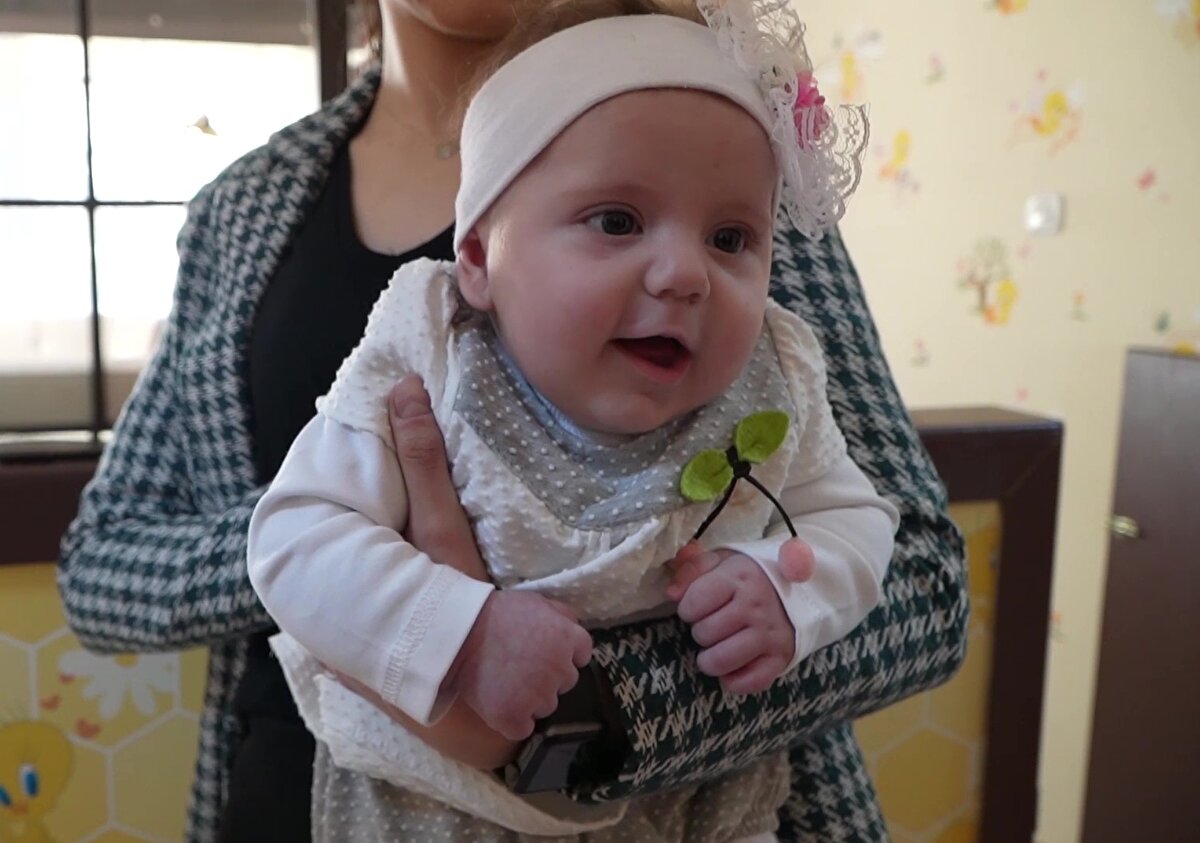 Bebeğin, ailesiyle kavuşturulması için yapılan çalışmaları anlatan Yanık, "Annesinin de bir taraftan tedavisi devam ediyor. Genel sağlık durumunda bir problem yok. İyileştikten sonra Gizem'i artık annesinin emanetine bırakacağız. Ama Gizem artık bizim de bebeğimiz. Aile ve Sosyal Hizmetler Bakanlığı olarak desteğimiz her zaman Gizem'in yanında olacak." değerlendirmesini yaptı.<br><br>