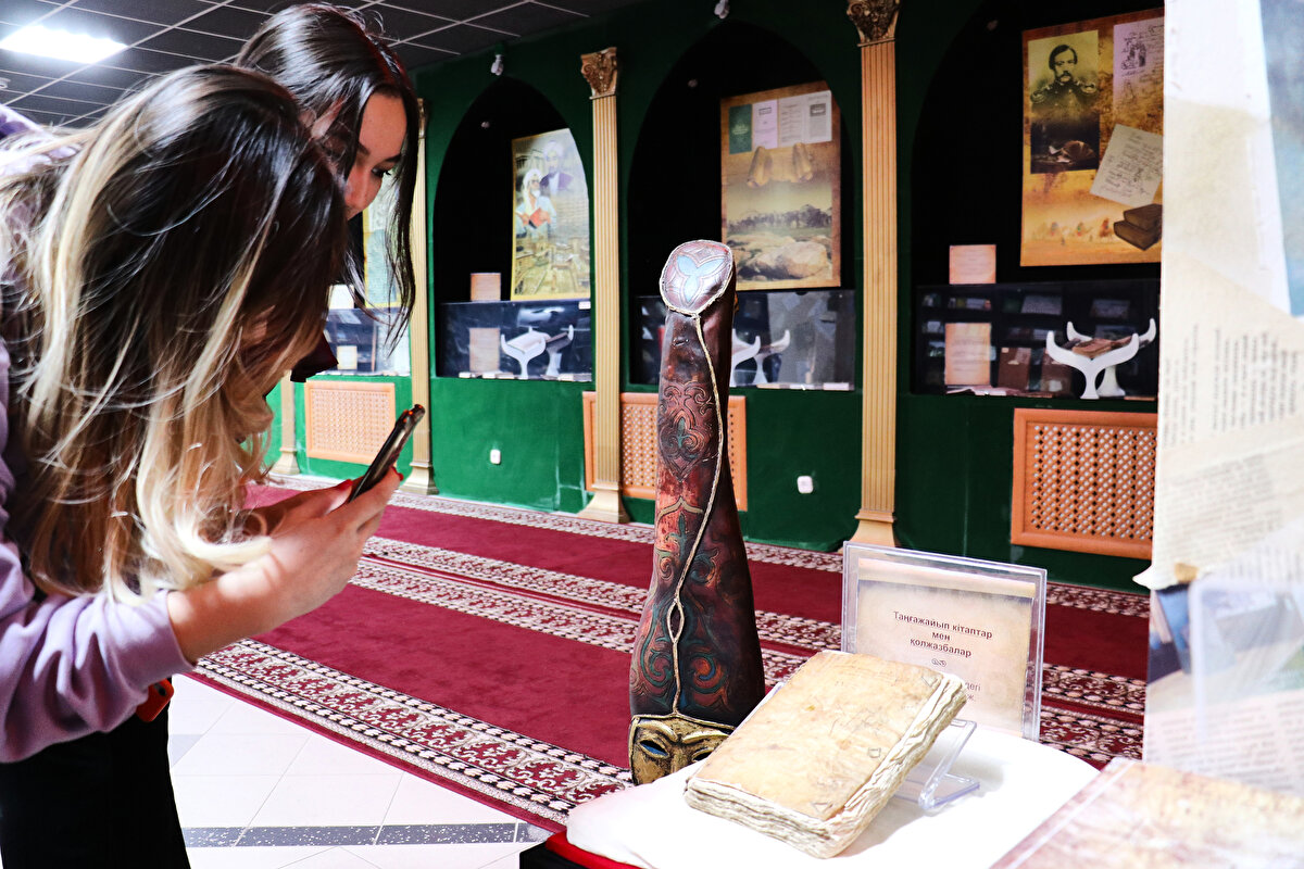 Ulusal Akademik Kütüphanesi'nin Bilim Bölümü Uzmanı Möldir Tölepbay, AA muhabirine, el yazmasının 2014'te özel koleksiyoncu tarafından kütüphaneye armağan edildiğini ve o tarihten bu yana müzede sergilendiğini söyledi.
