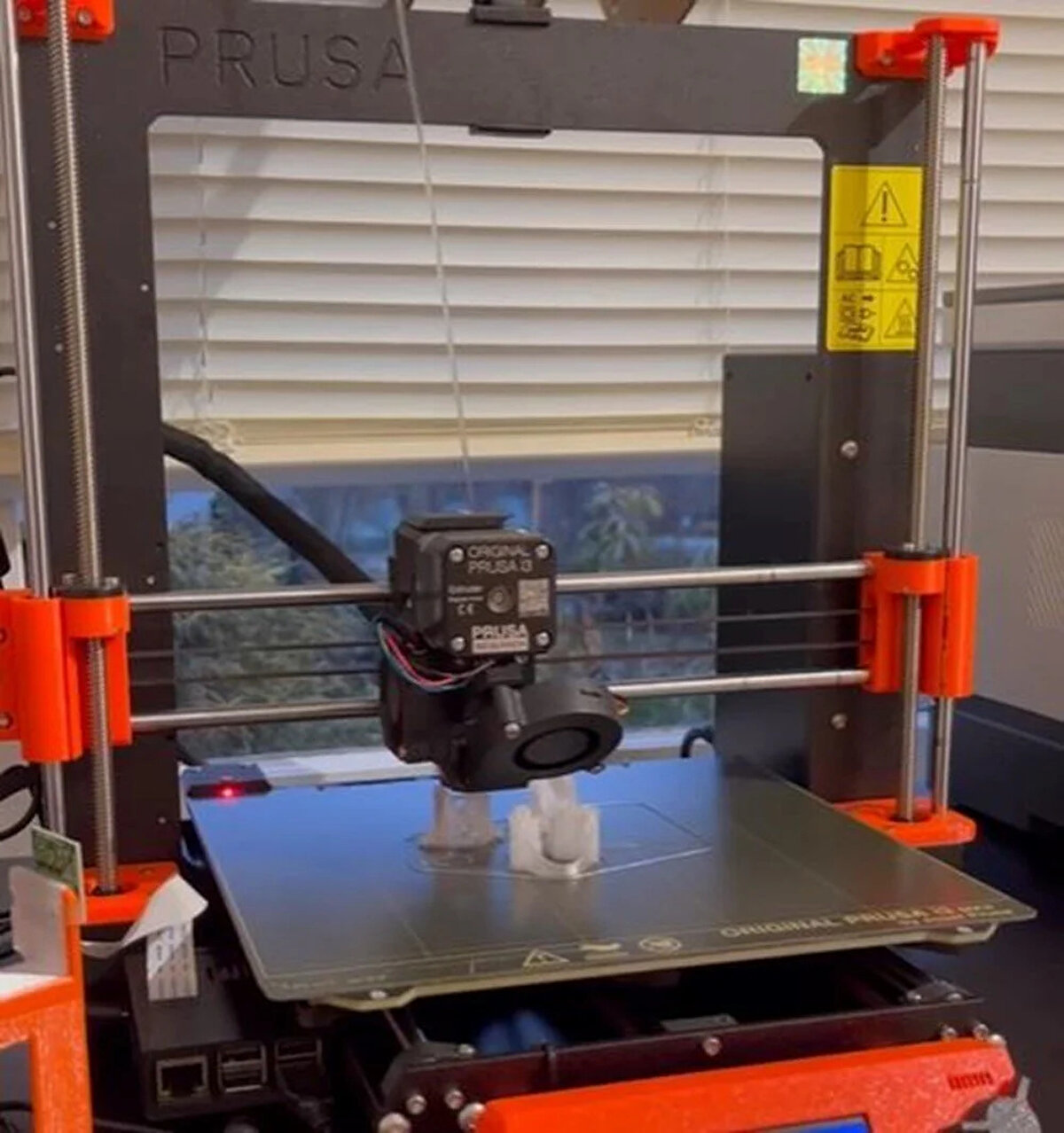 Aylar süren, 20'den fazla prototipin denendiği sürecin sonunda ikili sonunda mükemmel protez parmağı üretmeyi başardı.<br><br>