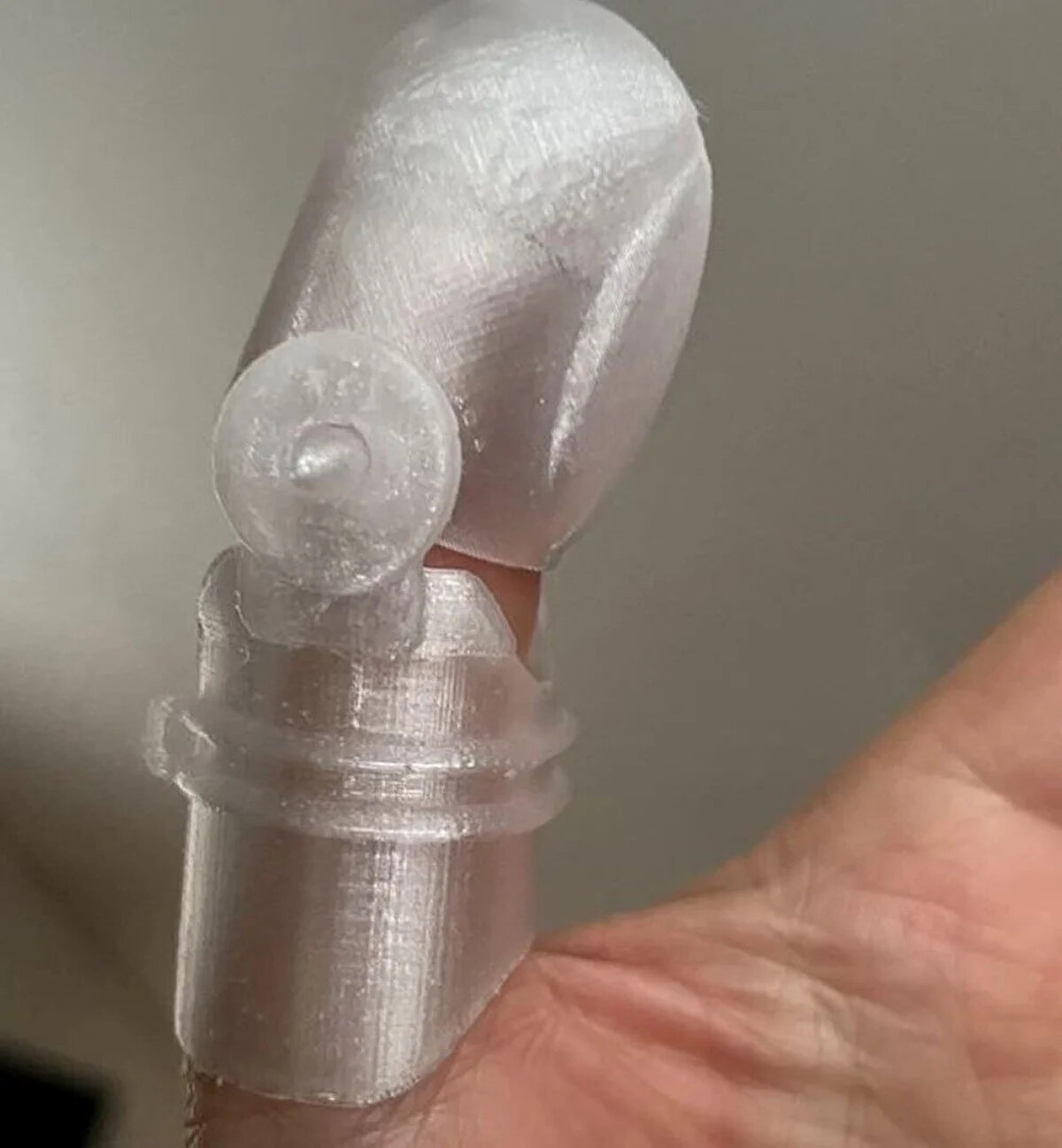 3 boyutlu yazıcı kullanarak Cutshall'e uygun parmak üretmek için işe koyulan Hodara, bu süreçte neredeyse her hafta uygun yapıyı oluşturmak için yeni modeller tasarladı.<br><br>