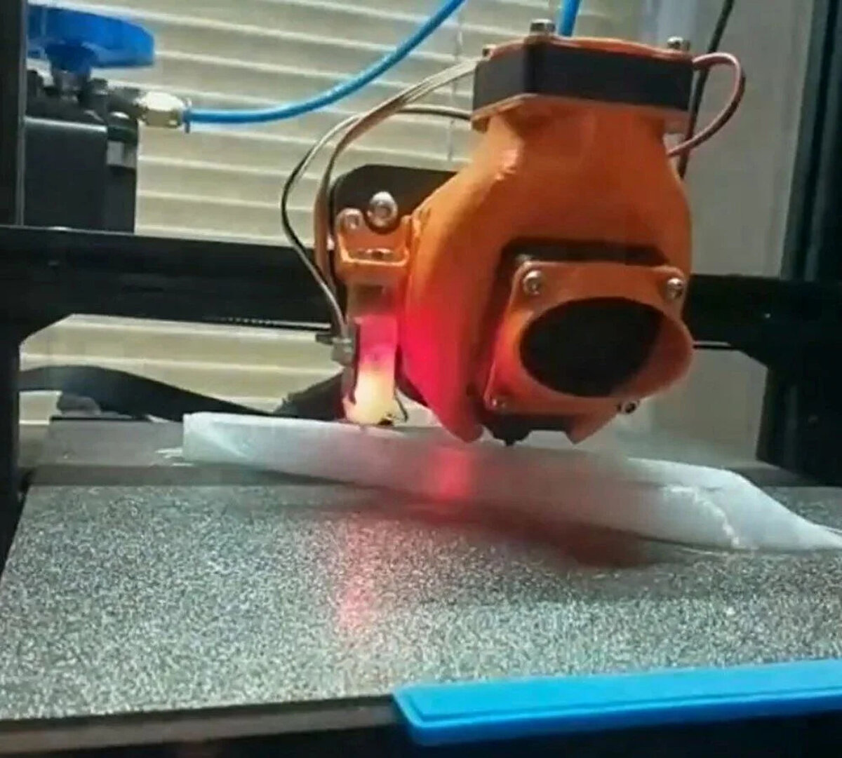 Protez parmağı üreten Hodora, bu teknolojinin sektörü değiştireceğini söylüyor.<br><br>Ampute Koalisyonu'nun verilerine göre ABD'de her yıl 2 milyondan fazla insan bir uzvunu kaybediyor.<br><br>Yüksek maliyetler nedeniyle bu kayıpların büyük bir kısmı protez ile giderilemiyor.