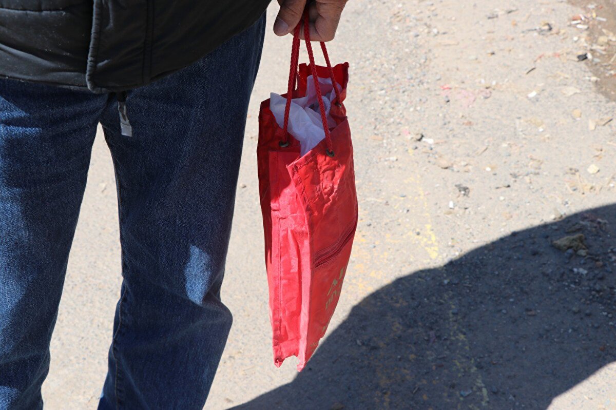 414 kişi hayatını kaybetti, 912 kişi de yaralandı. Yenişehir ilçesinde kentin ilk alışveriş merkezi olarak 1999 yılında hizmete giren, 4 katı alışveriş merkezi olup, 8 katı da 128 daireden oluşan 4 bloklu Galeria Sitesi'nin 1 bloku, Kahramanmaraş merkezli depremlerin ilkinde yıkıldı. 89 kişi yaşamını yitirdi, 22 kişi de yaralandı. Geride kalan 3 blok kontrollü yıkılırken çökme yaşandı. Yıkılan sitede, enkaz kaldırma ve demir toplama çalışmaları başlatıldı.Binalarda başlatılan enkaz kaldırma çalışmalarıyla beraber, kentteki yıkılan Galeria Sitesi ve diğer enkaz alanlarında, İl Emniyet Müdürlüğü bünyesinde 8 ve 12 kişilik gruplar halinde özel ekipler oluşturuldu. Hasar tespit çalışmalarıyla tespit edilen 650 ağır hasarlı binanın bulunduğu kentte 24 saat esaslı nöbet tutan ekipler, enkaz alanlarının da başında durarak, çıkan değerli eşyaları sahiplerine ulaştırıyor. 