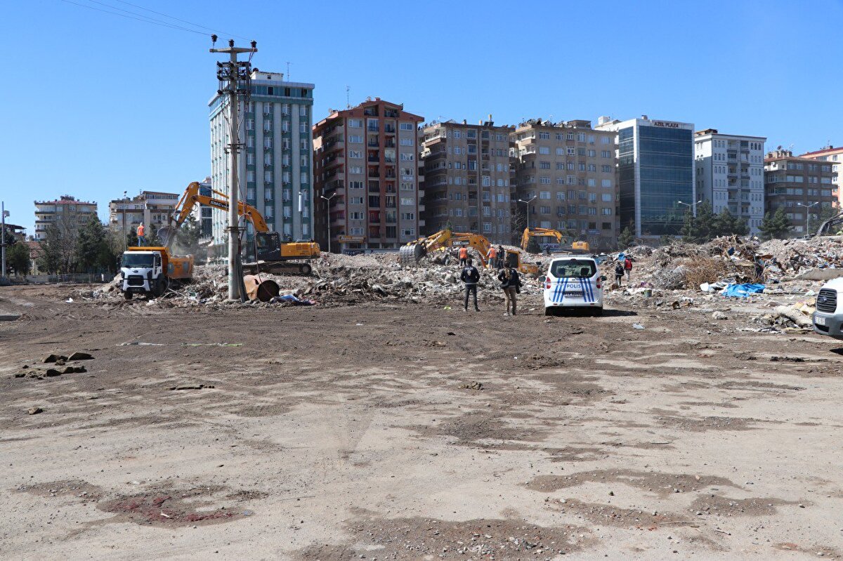 Kahramanmaraş merkezli depremlerin vurduğu Diyarbakır'da, yıkılan Galeria Sitesi ve diğer enkaz alanlarında İl Kahramanmaraş'ın Pazarcık ve Elbistan ilçeleri merkezli 7.7 ve 7.6 büyüklüğündeki depremlerden etkilenen iller arasında yer alan Diyarbakır'da 1'i boş 7 bina yıkıldı. 