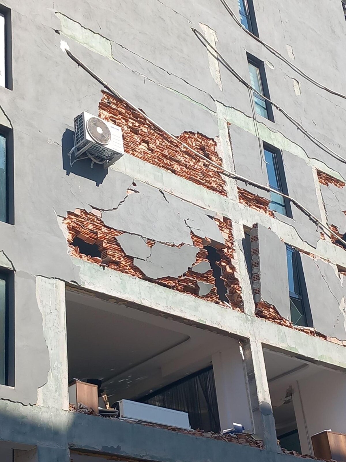 Büyükşehir belediyesine başvuruda bulunurlarsa binaların risk durumu incelenir. Binaları riskliyse cepten para çıkması gerekecek, her şey ekonomiye dayanıyor. Devletin imkanları, kredi ve kira yardımlarını araştırabilirler. Binanız sağlam değilse oturmamanızı tavsiye ederim. Hesaplamasından inşaatına kadar biz her şeyi görüyoruz. Binaların hazır betonla yapılıp, yapılmadığı çok önemli bir kriterdir. Hazır beton İzmir'e 1990'lı yıllarda gelmeye başladı. 2000'li yıllarda İzmir Valiliği tarafından zorunlu kılındı" dedi.