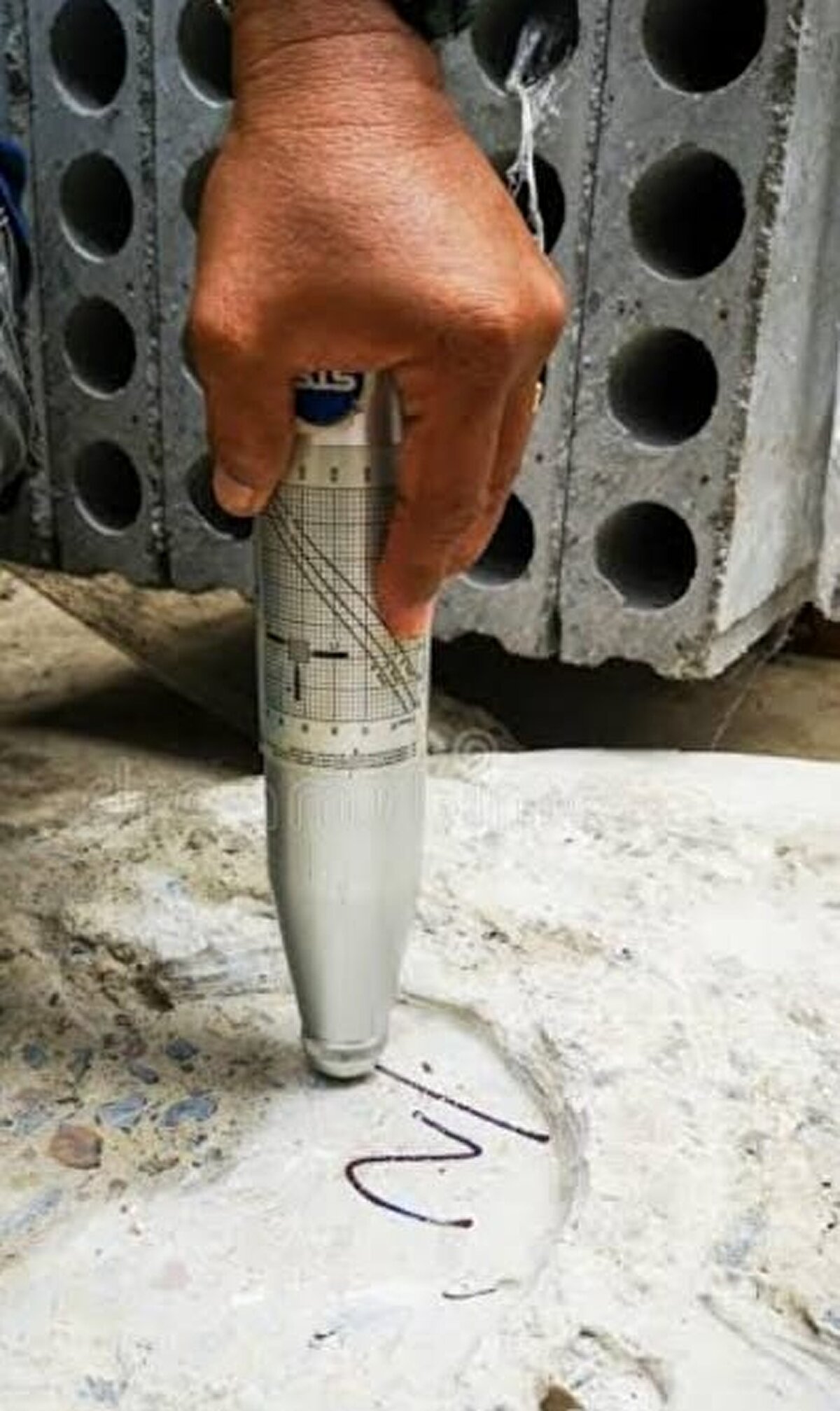 'ZARARSIZ YÖNTEM' <br>İnşası tamamlanmış yapının elemanlarının kapasitesinin ölçülmesi ve bunların yaklaşık olarak hizmet ömrünün tespit edilmesi için uygulanan karot alma konusunda da bilgiler veren Güngör, doğru uygulama halinde endişelerin yersiz olduğuna dikkati çekti. Güngör, "Karot alma işlemi doğru uygulanırsa güvenli olur. Alındıktan sonra içine konulması gereken tamir harcı doğru harçsa betonun dayanımından daha fazla dayanım sağlayabilir. Ama inşaat demirine denk getirilmemesi lazım. Röntgen cihazı kullanılarak demir görülmeli. Direkt bulduğumuz yerden alırsak doğru olmaz. Doğru alınmazsa risk doğurur" dedi.