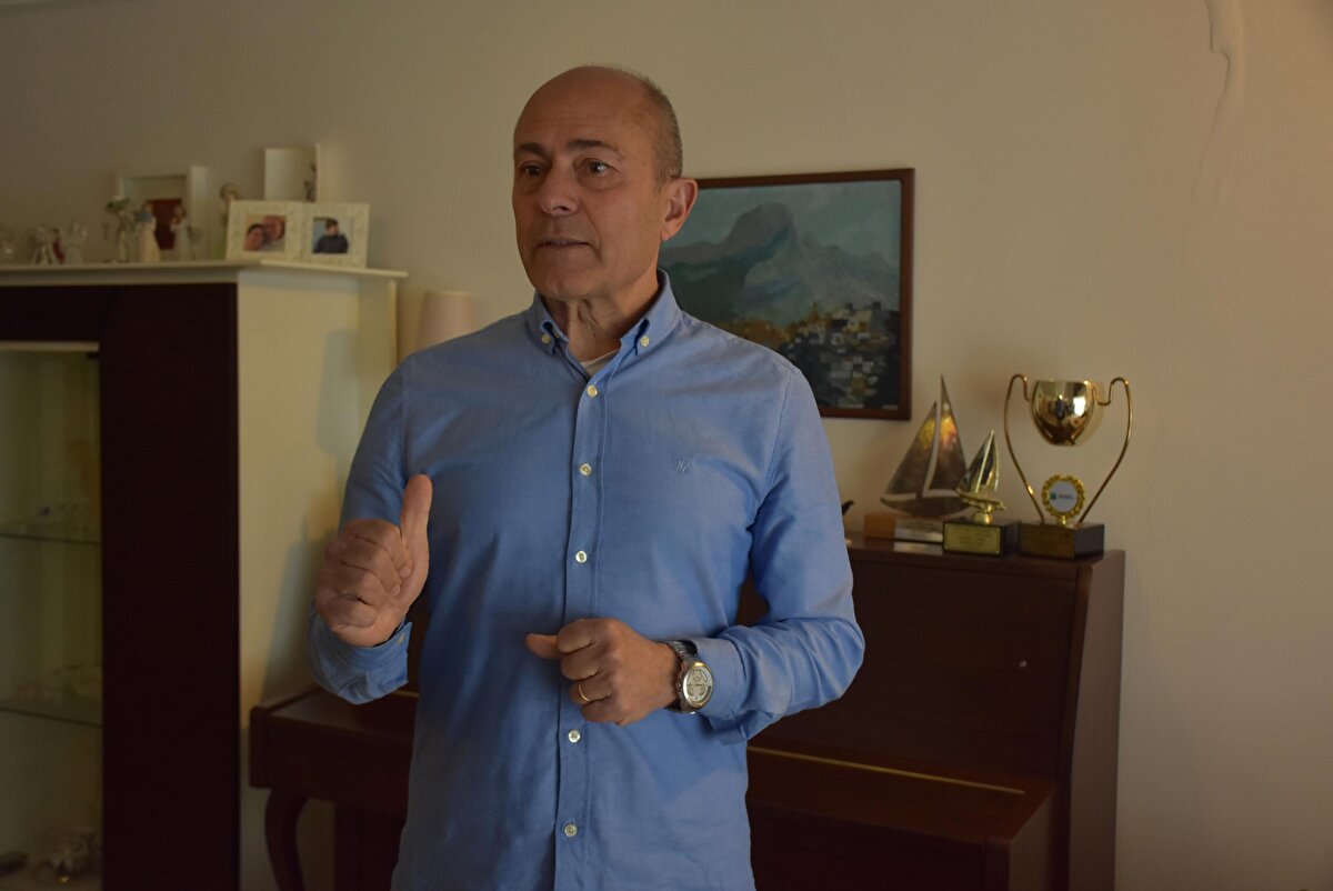 Karot alma konusunda endişeleri olan konut sahiplerine 'Schmidt çekici' yolunu öneren Güngör, "Schmidt çekici dediğimiz bir çekiç vardır. Şu an envanter çalışmalarında bu kullanılıyor. Beton yüzeye çekiçle darbe vuruluyor. Bu binaya hiçbir zarar vermiyor. Bunu daha çok öneriyorum. Hiç zararı yok. Karot kadar olmasa da yaklaşık bir bilgi veriyor. Tereddüttü olanlar bu yöntemi kullanabilir" diye konuştu.<br>