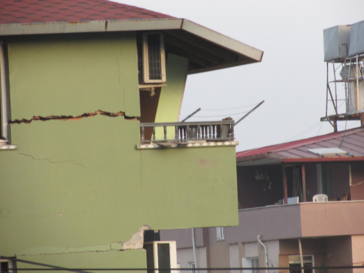 "İnsanların binaların tescillenmesi konusunda da korkusu var. Bina çürük çıkarsa devlet tarafından yıkılması ihtimali korkutuyor. Bu durumda korkulmamalı, zaten orada oturmamak gerekiyor. Ev satın alınırken, projelere bakılmasını öneriyorum. Bu konuda tanıdıkları mühendislere ya da odamıza başvurabilirler.<br>