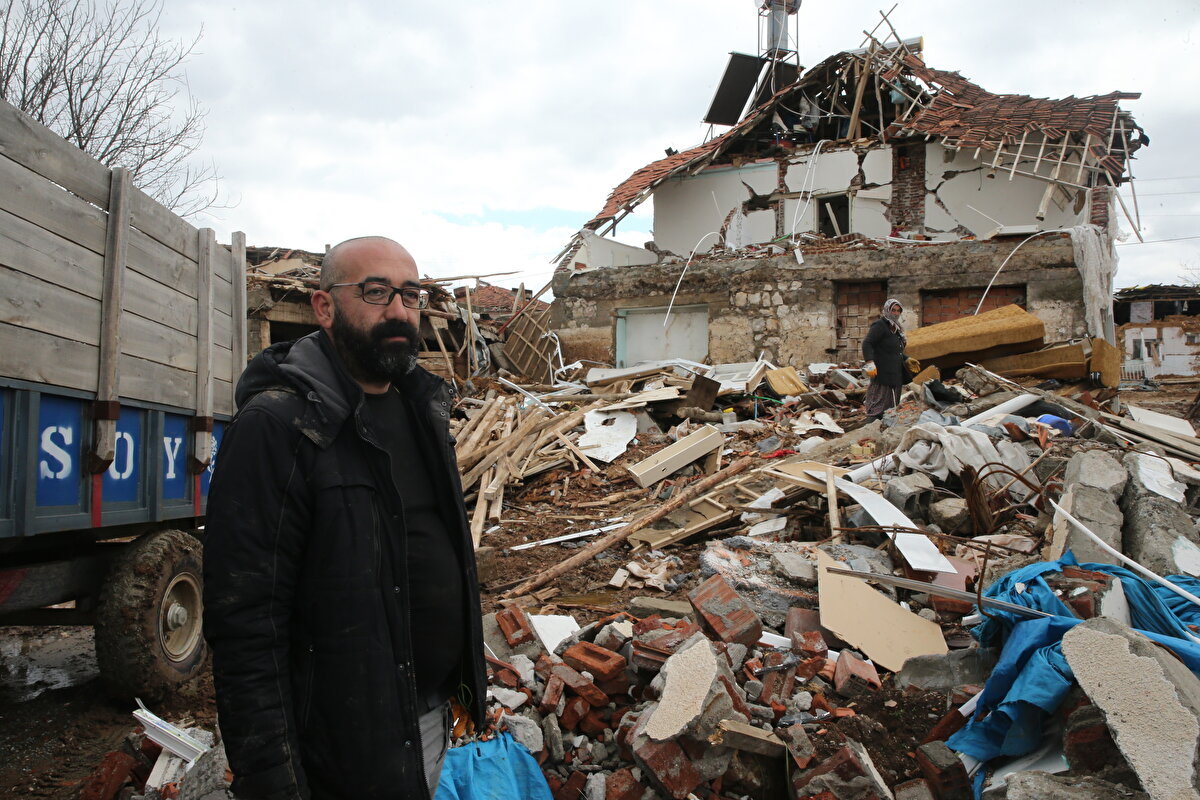 İstanbul'da grafikerlik yapan ve 11 yıl önce doğduğu topraklara dönen Ahmet Doğan da (43) hemşehrilerinin Doğanşehir'i terk etmemesi için ilçe merkezindeki arsasını konteyner kent kurulması için verdi.<br><br>Doğan, AA muhabirine, 1986 Malatya, 17 Ağustos 1999'da Marmara ve son olarak Kahramanmaraş merkezli depremleri yaşadığını belirterek, son afette de evinin yıkıldığını söyledi.