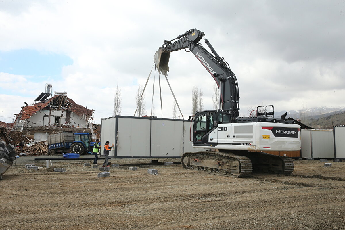Tahsis ettiği arsaya konteynerler yerleştiriliyor<br><br>Ata toprağında bağ, bahçe işleriyle uğraştığını anlatan Doğan, depremin ardında insanların barınma sorununun ortaya çıktığını belirtti.