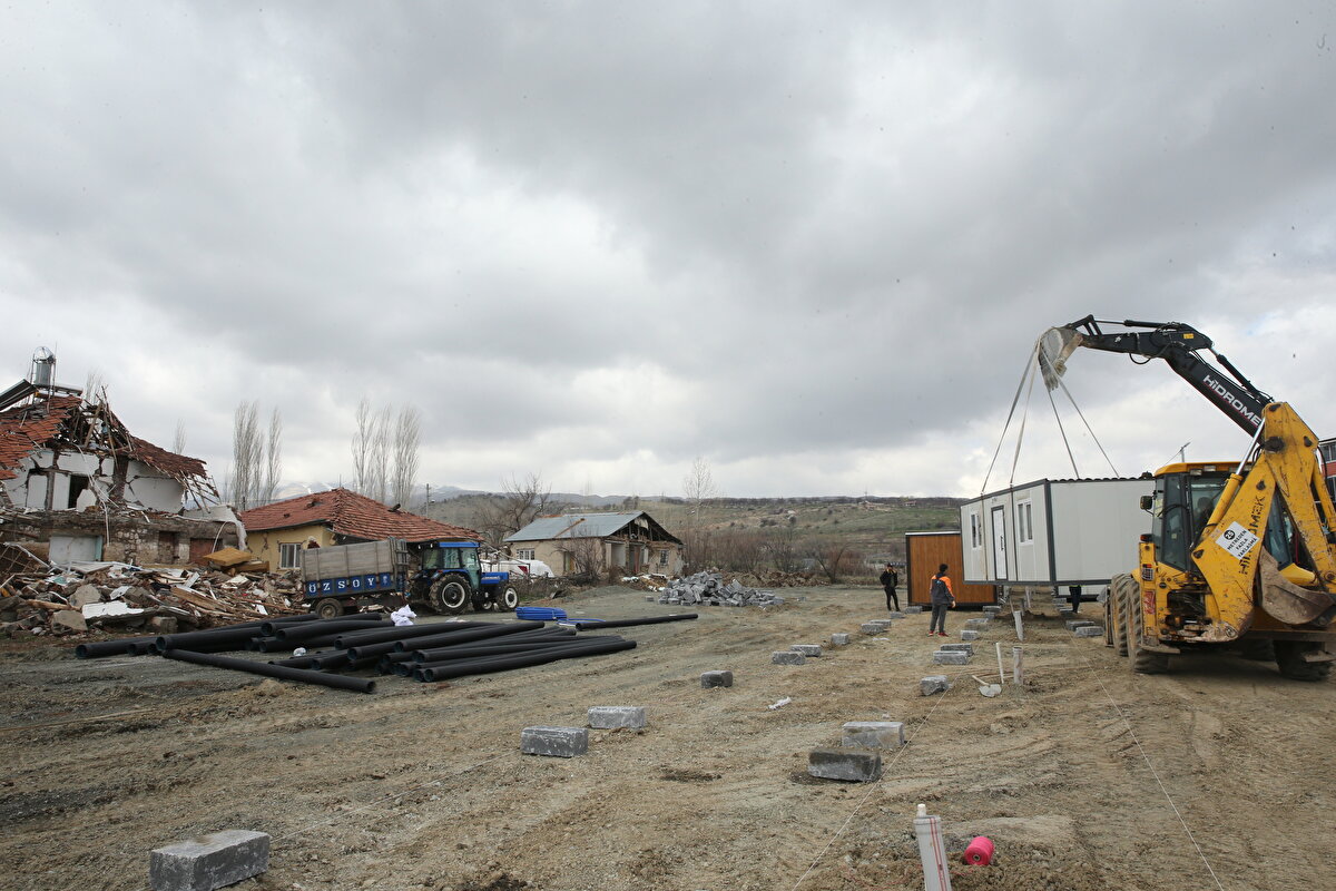 Eşinin enkazdan kurtarıldığını, yaşanan bu felaketten büyük üzüntü duyduklarını dile getiren Doğan, "Allah'a şükür canımız sağ. Hayatımızı idame ettirmeye çalışıyoruz" dedi.<br><br>