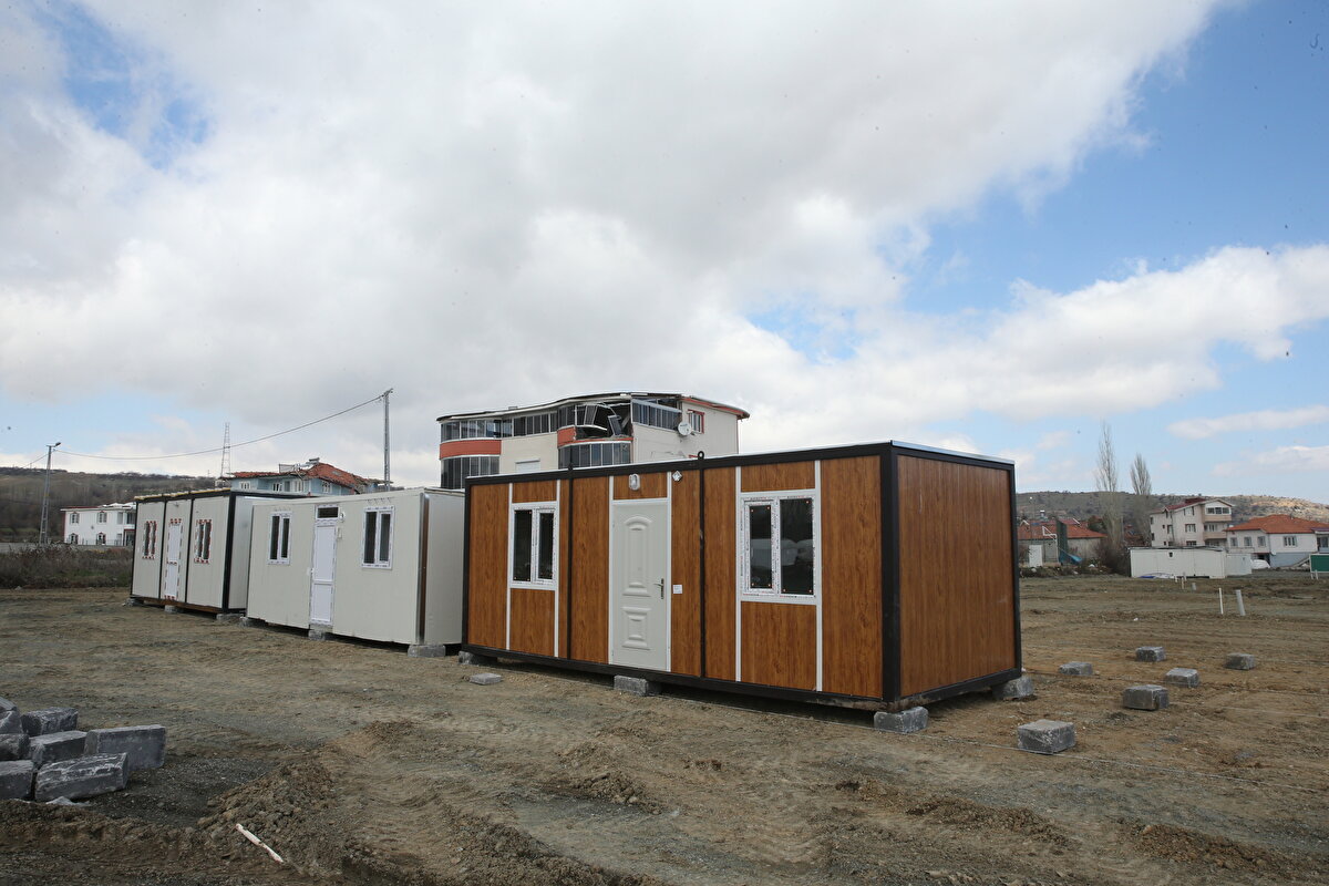 Doğan, şöyle konuştu:<br><br>"Deprem çiftçiliğe ara vermemize neden oldu. Doğu Mahallesi'nde 14 dönümlük arsamız vardı. Burası şehir merkezine, alt yapıya, şebeke suyuna daha yakın olduğu için halkımızın hizmetine sunduk. Elimizde olan araziyi vatandaşlarımızı Doğanşehir'den gitmesin diye konteyner kent kurulması için verdik. Araziyi tahsis ettiğimizi duyanlar 'Allah razı olsun, ölmüşlerinizin hayrı olsun.' diyorlar. Güzel tepkiler alıyoruz."<br><br> Bazı depremzedeler ilçeye dönüyor<br><br>Depremde evi yıkıldıktan sonra 2 kızıyla Karaman'a giden Yeliz Karabıyık (35) da yeniden memleketine döndü.<br><br>Şu anda AFAD aracılığıyla bahçelerine kurulan çadırda yaşayan Karabıyık, "Depremden 3 gün sonra Karaman'a gittik, bir ay kadar orada kaldık ama eşim ve hayvanlarımız burada olduğu için geri dönmek zorunda kaldık. Çok zor günler de yaşadık ama çok şükür çoğu zorluğu atlattık. Allah razı olsun devletimizden, milletimizden. Sabır gerektiren bir şey. Hemen her şey olmuyor, çok hasar var. Bize de sabretmek düşüyor." diye konuştu.