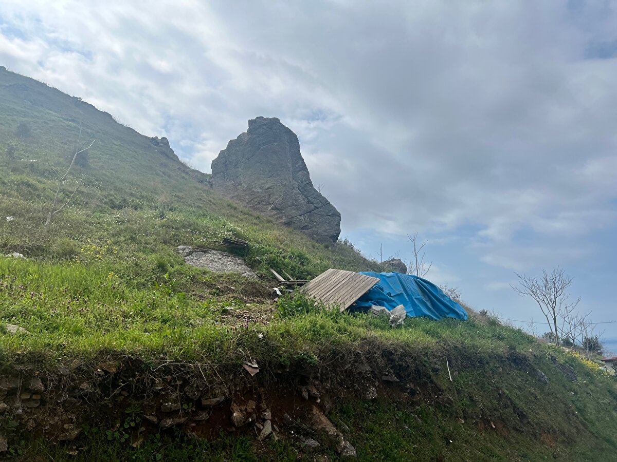 "BİRİSİ ÖLDÜKTEN SONRA MI GELİP ALINMASI LAZIM ?"<br><br>Mahalle sakini Şerafet Karaca ise, "30 senedir buradayız. Bu kayaları gelip alacağız diyorlar. Kimse gelip almıyor. Birisi öldükten sonra mı gelip alınması lazım.