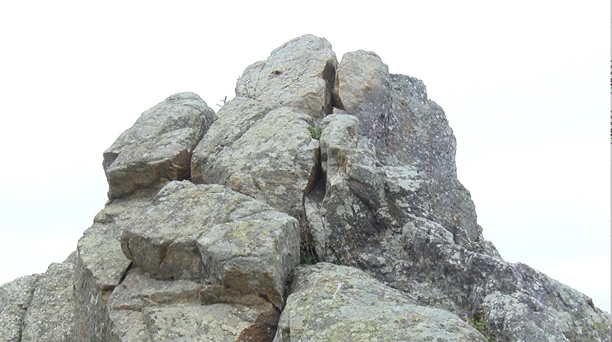 Mahalle sakini Asiye Yüce, " 25- 30 senedir buradayız. Buradan kopuyor bazen yuvarlıyorlar taşları. Çocuklar dışarıda oynayamıyor. Benim evimin önüne düştü kaldırıp atıyoruz yapacak birşey yok. Belediyeye söyledik imza topladık Muhtar Bey'in de haberi var. Belediyenin ilgilenmesi gerekiyor. Birşeyler yapılması gerekiyor. " dedi. Bir başka mahalle sakini ise, " Yuvarlandığı zaman çocuklar da yuvarlıyor aşağı kadar iniyor " diye konuştu.
