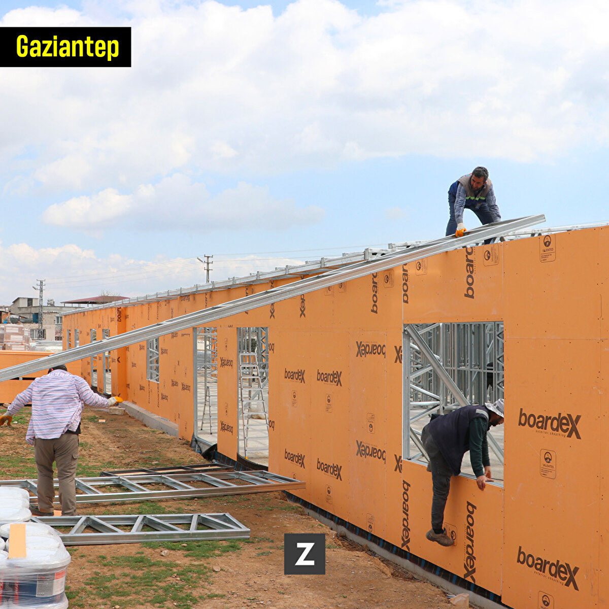 Kahramanmaraş merkezli 6 Şubat'taki depremlerden etkilenen Gaziantep'in Nurdağı ilçesinde depreme dayanıklı çelik konstrüksiyon çarşı oluşturuluyor.​