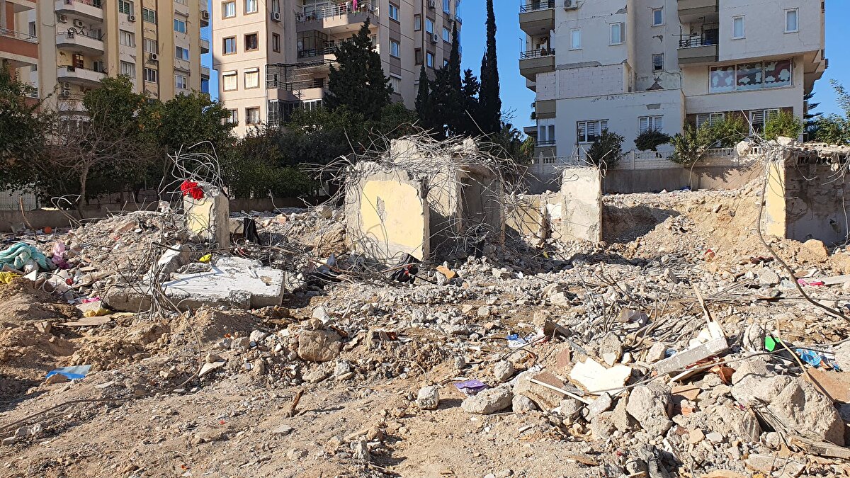 'HER BİR ETRİYE KOLON DEMİRLERİNE BAĞLANMALI'<br>Beton ve harç yapımında kullanılan malzemelere dikkati çeken Prof. Dr. Çağatay, "Yıkılan binalarda yaptığımız incelemede, beton kalitesinin çok kötü. Betonda ayrışmalar oluştuğu, uygun olmayan iri agregaların kullanılmış olduğunu gördük. Bir inşaatta 31,5 milimetreden büyük tane çapına sahip agrega kullanılması istenmez. Burada agregalar, 7-8 santimetre büyüklüğündeydi. Bu durumda betonun geçirimsizliği azalmış oluyor. Kumu, çakılı, bir miktar çimentoyu, suyu karıştırarak beton elde edemezsiniz. Onun bir matematiği vardır" dedi. 