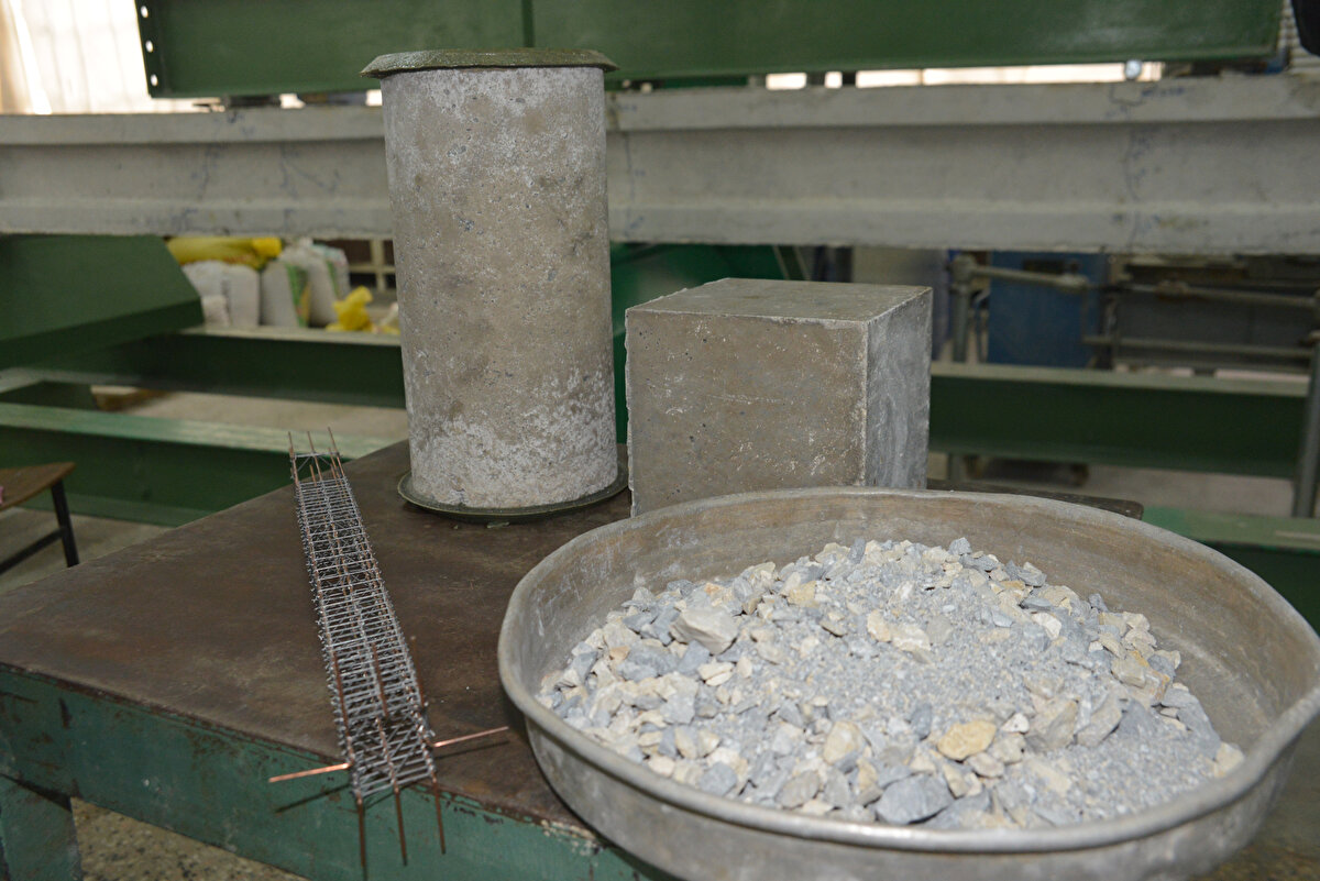 'YÜKSEK KATLI YAPILAR BELİRLİ BÖLGELERE YAPILMALI'<br>Gelişmiş ülkelerde şehrin zemin açısından uygun olan bölgelerinde çok katlı yapılara izin verildiğini dile getiren Çağatay, şöyle konuştu: "Mesela Kaliforniya bir deprem bölgesi; 1906 yılında olan depremde San Francisco yıkıldı. Depremden sonra yapı güvenliğini artırmak için pek çok çalışma yapıldı. Şu anda San Francisco'nun merkezinde gökdelenleri görürsünüz ama şehirden biraz uzaklaştığınızda 1 ve 2 katlı yapılar görülür. Her yere yüksek kat yapılmasına izin verilmez. Ülkemizde de yüksek katlı yapıların belirli bölgelere yapımına izin verilmeli. 