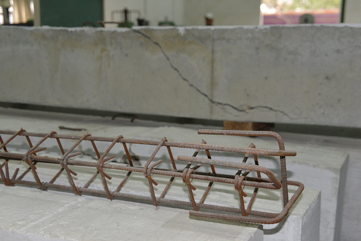 Binalardaki demir elemanlarının da uygun olmadığını dile getiren Prof. Dr. Çağatay, "Etriyeler kesme güvenliğini sağlayan elemanlardır. Kolon ve kirişlerin, sargı bölgelerinde sık arayla 10 santimetreyi geçmeyecek şekilde örülmesi gerekiyor. Ayrıca her bir etriye kolon demirlerine bağlanmalıdır. Bunlar sıkı şekilde bağlanmadığında; beton dökümü sırasında etriyeler aşağı doğru kayarak etriye aralıklarında açılmalara neden oluyor. Ölçümlerde bazı binalarda 30 ile 50 santimetre arasında etriye aralıkları olduğu tespit edildi" diye konuştu. 