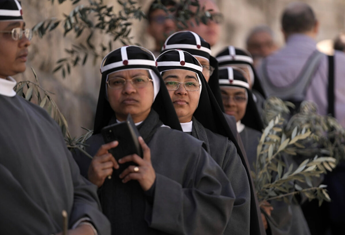 Rahibeler, işgal altındaki Doğu Kudüs'teki Zeytin Dağı'ndaki Palmiye Pazarı alayına katıldı.