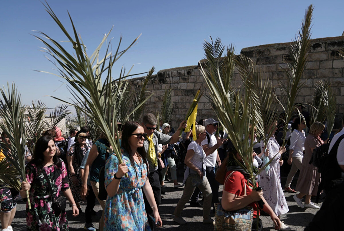 Alay, Zeytin Dağı'ndan İncil geleneğine göre İsa'nın ihanete uğradığı Gethsemane Bahçesini geçtikten sonra nihayet Eski Şehir'in ara sokaklarına doğru ilerledi.