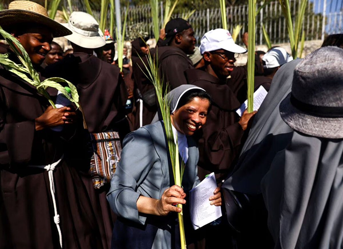 İsrail, Yahudiler, Hristiyanlar ve Müslümanlar için en kutsal yerlerden bazılarının neredeyse yan yana oturduğu Kudüs'ün Eski Şehrindeki kutsal mekanların statükosunu koruduğunu söyledi, ancak Hristiyan liderler artan alarmı dile getirdiler.