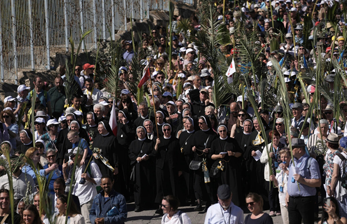 Hristiyan hacılar palmiye yapraklarını ve zeytin dallarını taşıyarak Zeytin Dağı'nın tepesinden, Kudüs'ün tarihî Eski Şehir bölgesine yürüdü.