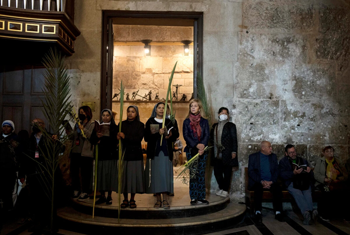 Kutsal Kabir Kilisesi'ndeki Palmiye Pazarı ayini, İsa'nın Kudüs'e girişini, Hristiyanların Kutsal Cuma günü çarmıha gerilmesine giden zamanda gözlemler.