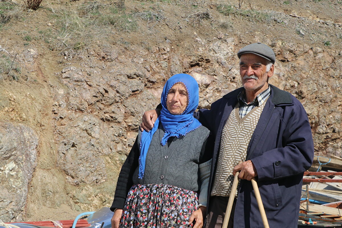 Depremde evinin zarar görmesi nedeniyle eşiyle çadırda kalan Bakırcı, "Ben anamdan yeni doğdum, umudum yoktu. Allah sakladı. Kurtarılacağıma dair hiç umudum yoktu. Sağ olsun, devletimiz bakıyor bize." dedi. Ericek Mahallesi Muhtarı Lütfü Kaya ise depremin mahallelerini çok etkilediğini vurgulayarak, "Depremde en çok hayatını kaybeden kişinin bulunduğu bölge, bu bölge. Kahvehanede 14 kişi vefat etti, sadece Durmuş dayımız kurtuldu. Mahallemizde 123 kişi vefat etti, çok sayıda binamız yıkıldı. Yaralar yavaş yavaş sarılmaya başlandı." diye konuştu.<br><br>