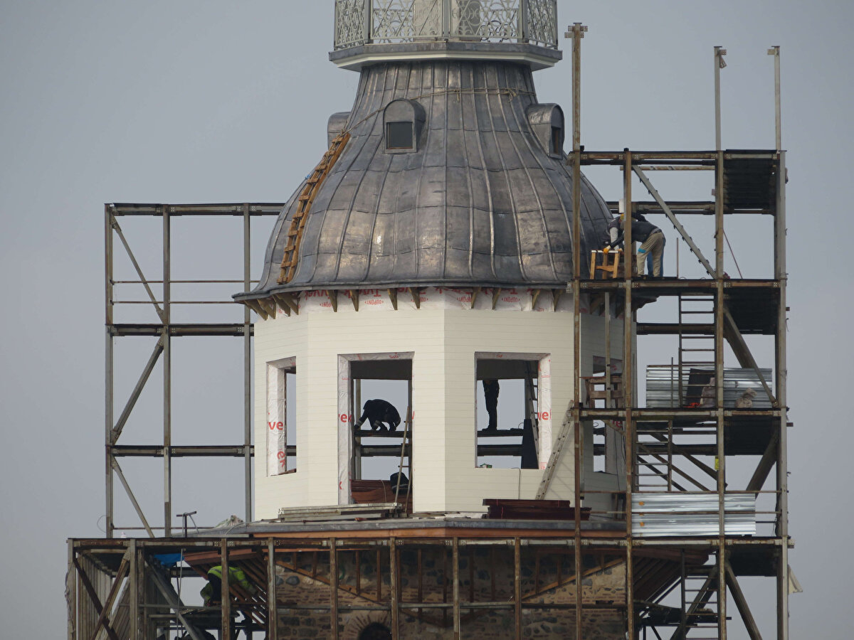 Ada sınırları hizasında ortalama 24 metre derinlikteki ana kayaca ankre çelik-betonarme bütünleşik kazık imalatı yapılmaktadır.