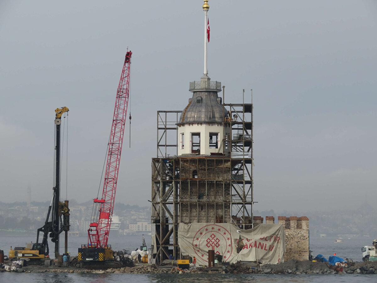 Böylece yapının etrafı olası sarsıntılara, zemin kaymalarına ve diğer oluşabilecek tehlikelere karşı güçlendirilmektedir.
