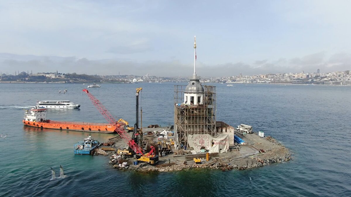 Kaplama ve sonlandırma aşaması da bitmek üzere olan kubbede yapılan son çalışmalar drone ile görüntülendi. Kız Kulesi'nin restorasyonun yanı sıra deprem güçlendirme çalışması da yapılıyor.