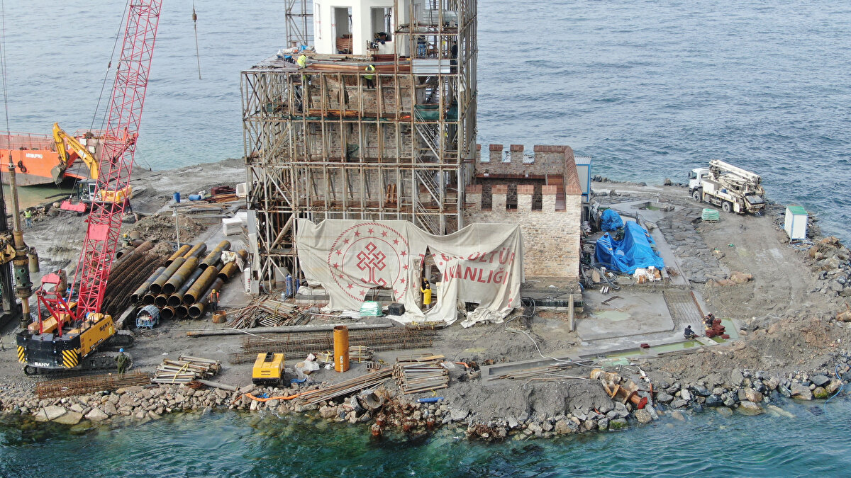 İstanbul'un 2 bin 500 yıllık tarihe sahip simgelerinden Kız Kulesi'nin restorasyonunda sona yaklaşıldı. Geçtiğimiz Eylül ayında başlatılan çalışmaların Kız Kulesi'nin restorasyonu mayıs ayı başında bitmesi bekleniyor.