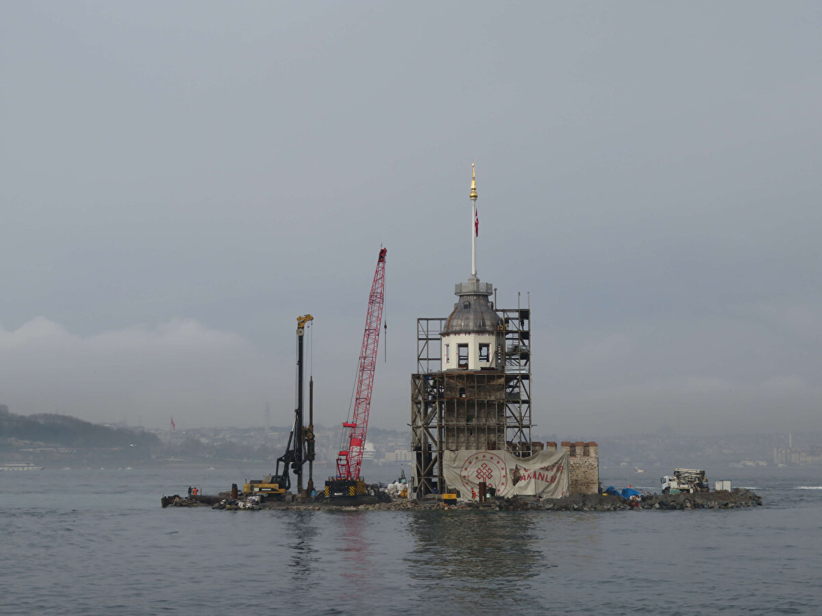Diğer mahallerde de iskele sökümlerine devam edilecektir. Kız kulesinin bekası açısından kule ve kale restorasyon çalışmalarına ilave olarak ada çevresinde ortaya çıkan zemin zafiyetlerine yönelik tahkim çalışmaları başlamış ve zemin güçlendirme çalışmaları devam etmektedir.
