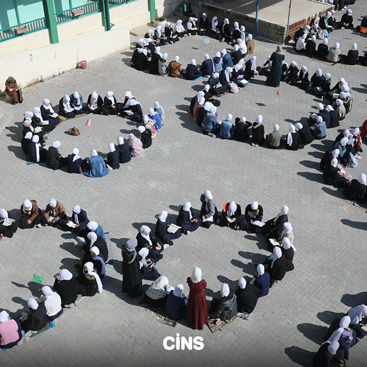 Memduh Sidem Kız lisesi öğrencileri hep bir araya gelerek ibadet ediyor