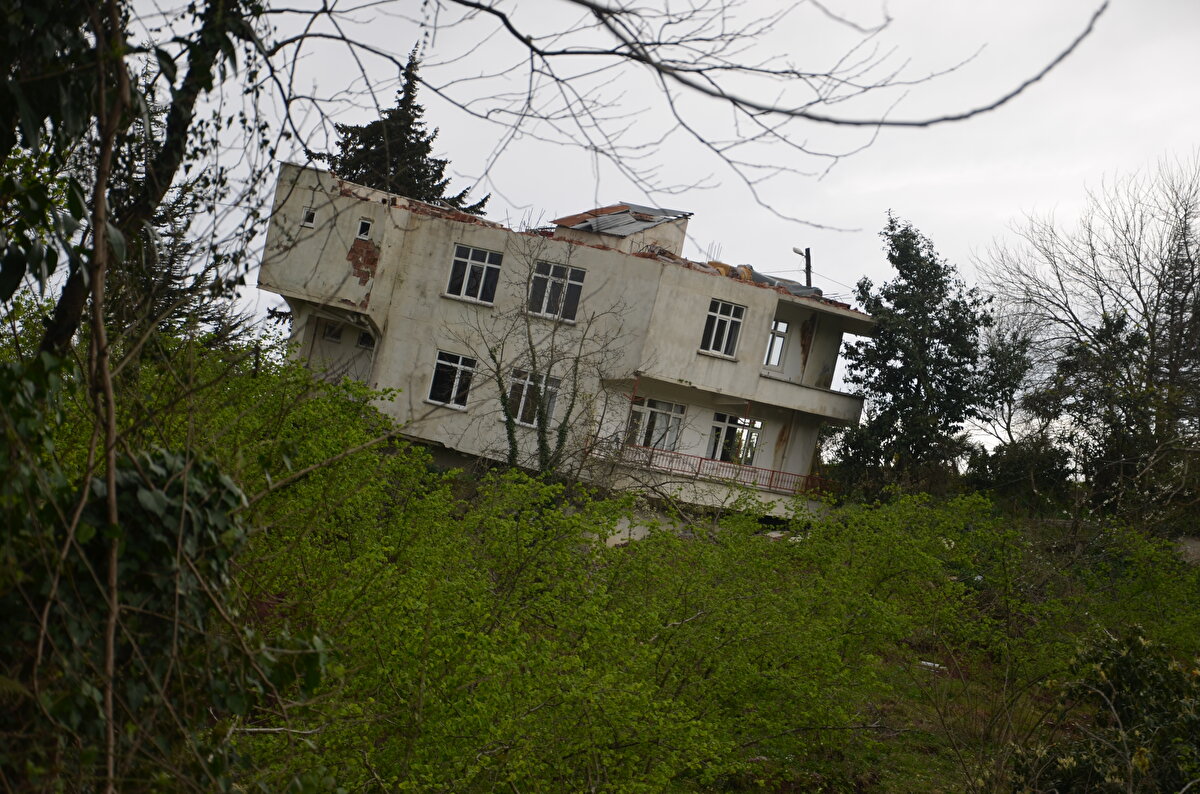 AFAD Müdürü Osman Işık, gazetecilere, son günlerde kar sularının erimesiyle mahallede yeniden toprak kaymaları olduğunu belirterek, ekiplerin bölgede yaşanabilecek olumsuzluklara karşı önlem aldığını söyledi.<br><br>