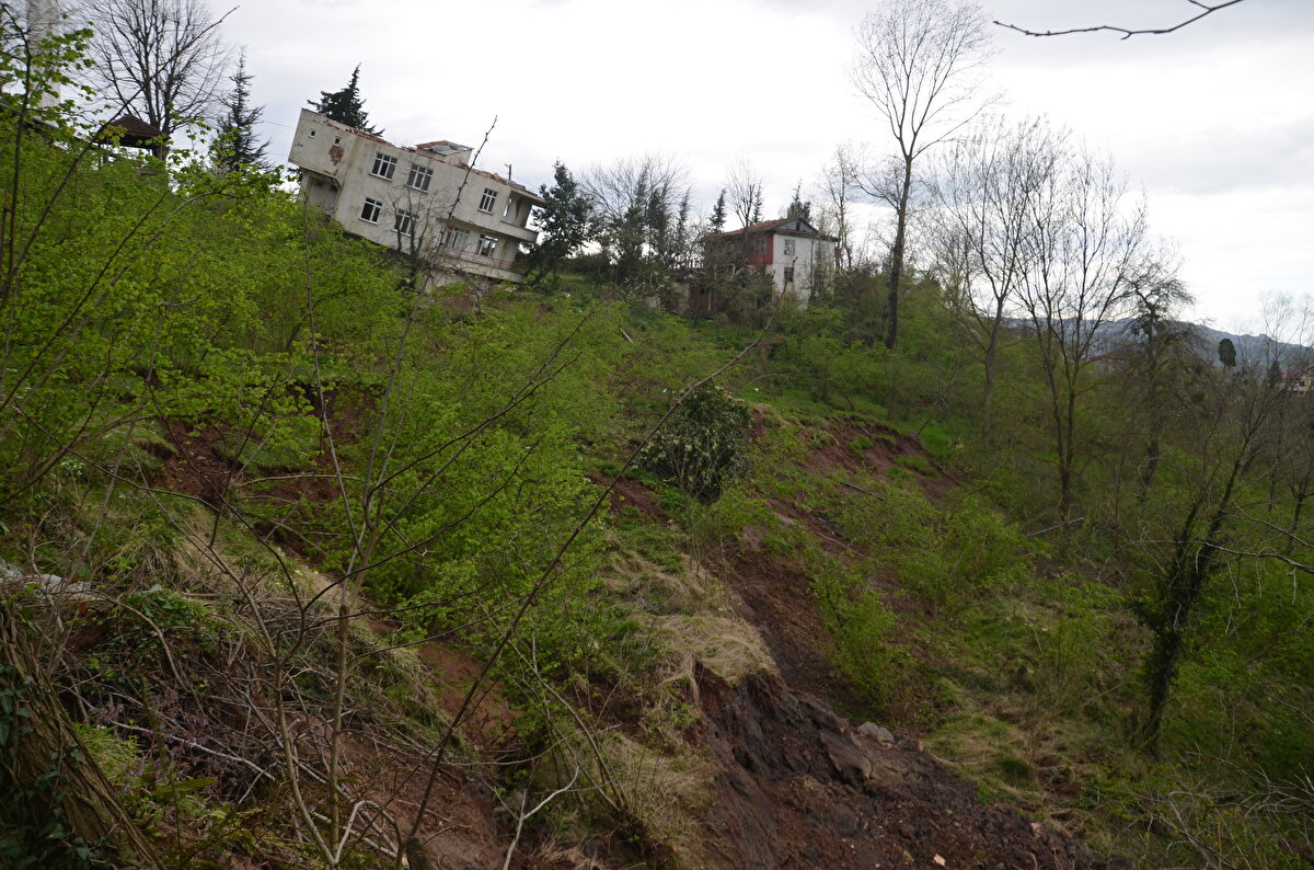 Bölgede heyelanların sürdüğünü söyleyen Işık, son heyelanlarla alanın genişlediğini kaydederek, "Mahallenin camisi ile ana merkezine doğru ilerleme olmaması için çalışma başlatacağız." dedi.<br><br>