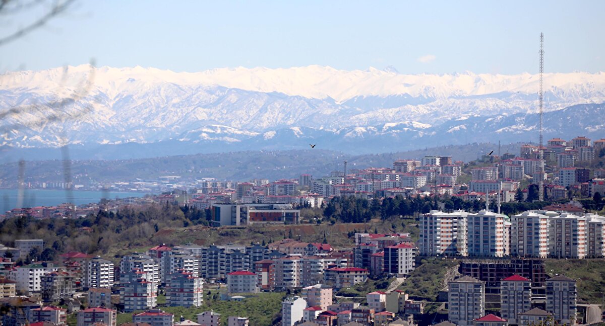 ŞİDDETTLİ YAĞIŞLAR BEKLİYORUZ'<br>Karadeniz Teknik Üniversitesi (KTÜ) Heyelan Uygulama ve Araştırma Merkezi (UYGAR) üyesi Jeoloji Mühendisi Prof. Dr. Hakan Ersoy, “Son dönemlerde düzensiz hava koşulları dikkatimizi çekiyor. İklim değişikliğinin en büyük etkileri de öngörülemeyen düzensiz hava koşulları. Dünya üzerindeki su ne bir damla artar ne de bir damla azalır. Dolayısıyla en büyük korkumuz kuraklığın peşine özellikle bahar aylarından sonra mayıs ve haziranda ve sonrasında şiddetli yağışları bekliyoruz. Bu anlamda ilgililerin de özellikle önlem alması gerekiyor. Son haftalarda meydana gelen yağışlar bizi aldatmasın. Yağışlar başladı, toprak suya doydu falan bunlar yanlış. Toprağın suya doyması birkaç haftalık bir olay değil. Geçmişte yaşadığımız mevsimleri yaşamaya devam edersek ancak o zaman toprak suya doyar. Korkumuz bahar ve baharı yaza bağlayan aylarda aşırı ve lokal yağışların ön görülemeyen taşkınların olacağı yönünde" dedi.