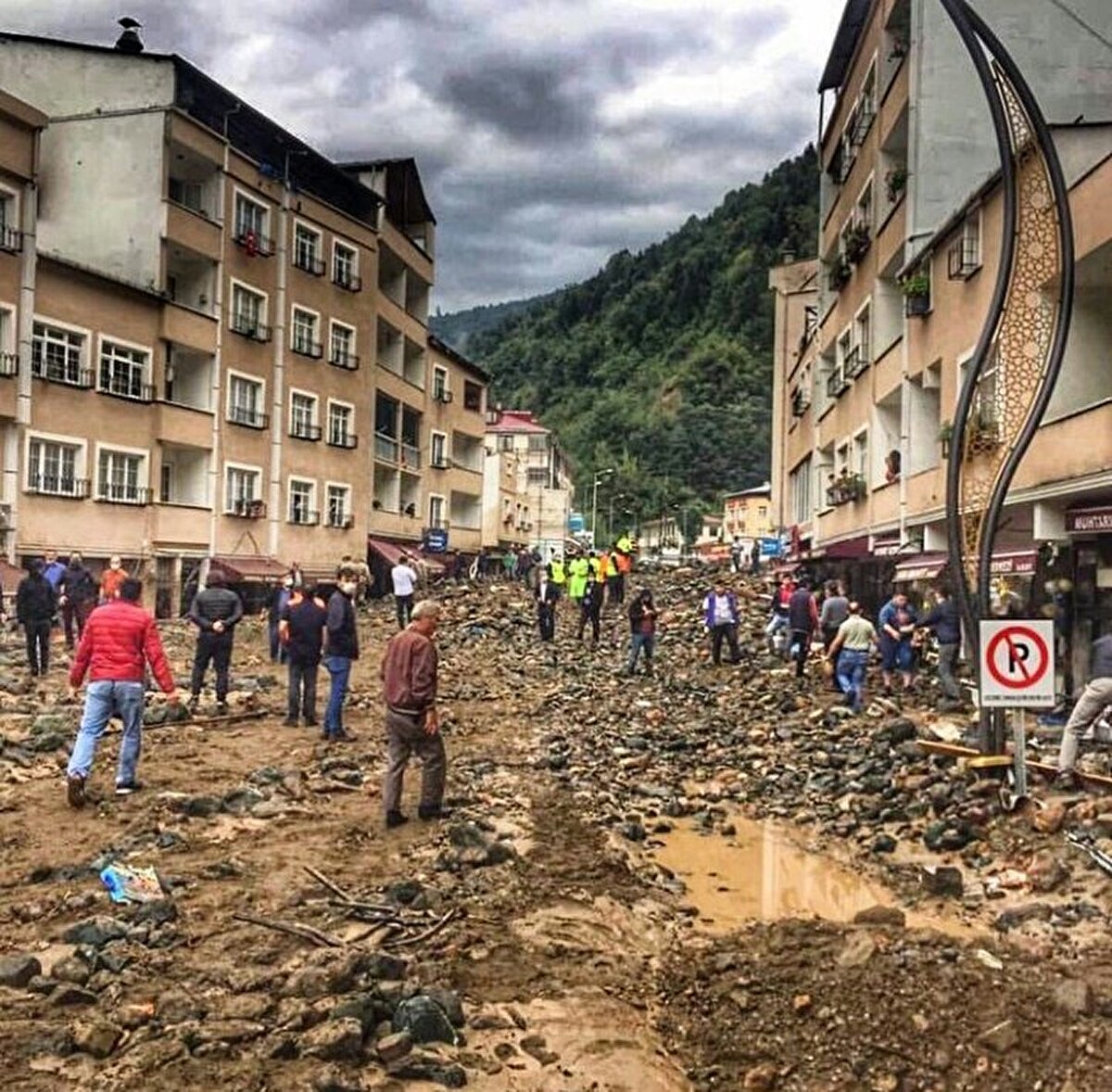 Son günlerde kaya düşmesine de yol açan heyelanların arttığı bölgede, yağış rejimindeki değişkenlik, toprak hareketlerine yol açıyor, ani ve lokal yağışlar da sel ve heyelan tehlikesini beraberinde getiriyor. Bölgenin zorlu coğrafyasındaki tarım arazilerine köklü ağaçlar dikilmesi önerisini yineleyen uzmanlar, güncel kuraklık haritasında riskin arttığı bölgede sel ve heyelanlara karşı mayıs ve haziran ayının, kritik olduğuna dikkati çekip, uyardı.