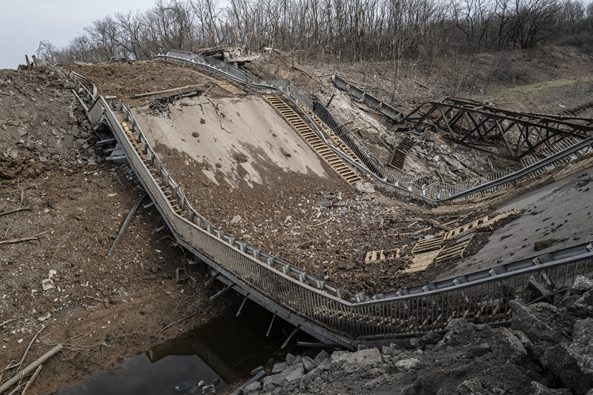 Destruction in Ukrainian towns under Russian attacks