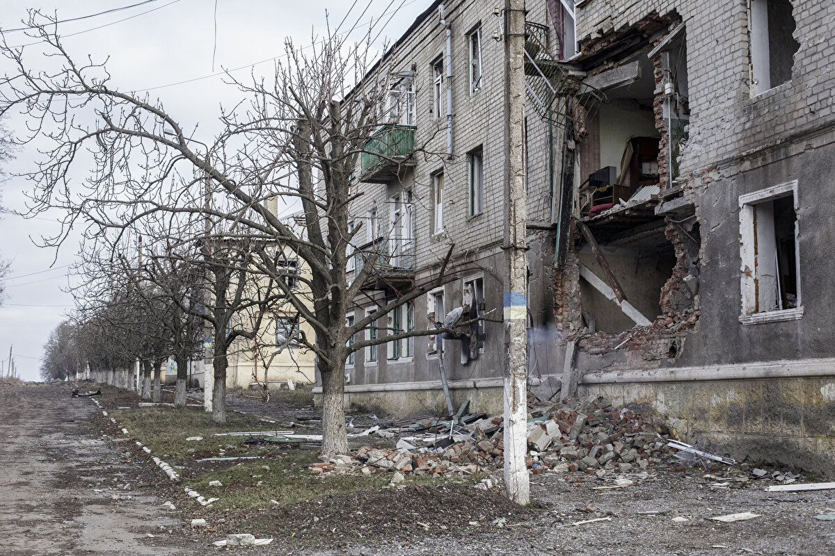 Destruction in Ukrainian towns under Russian attacks