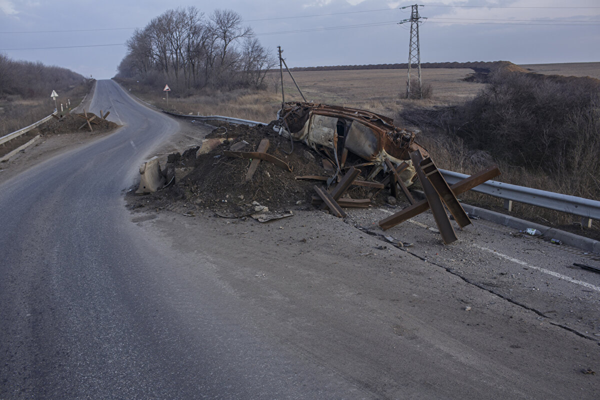 Savaş Araştırmaları Enstitüsü'nün (ISW) analizine göre, Rus birlikleri güneyden ve doğudan şehri kuşatmaya çalışsa da dün Ukrayna hala Bakhmut’un büyük bölümünü elinde tutuyordu. ISW, aynı zamanda belediye meclis binasının doğudan yaklaşan Rusya'nın yakın zamanda ele geçirdiği kentin bir bölümünde yer aldığını belirtti. <br><br>